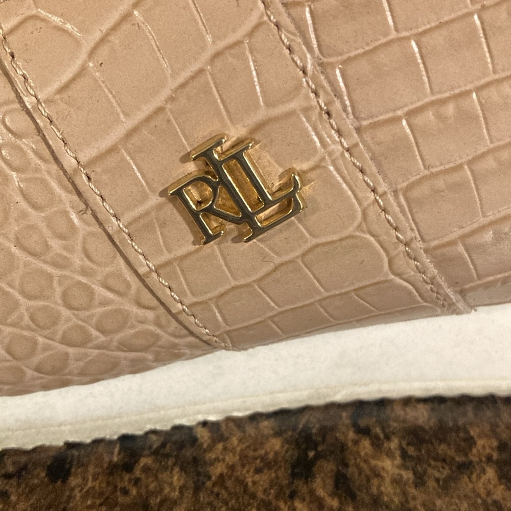 Women's shoes. - Picture 3 of 12